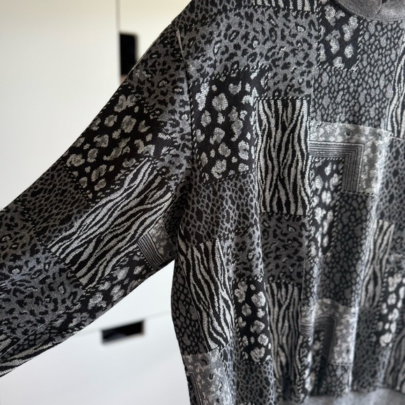 Animal Print Sweater in Black and Gray Size XL - Picture 2 of 5